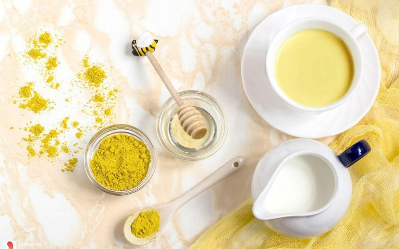 Uống tinh bột nghệ với sữa tươi có tốt không?